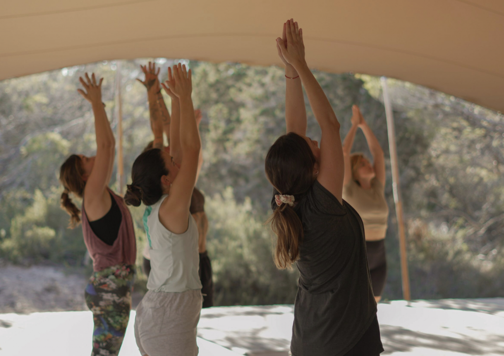 Sesión de vinyasa yoga